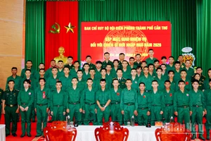 Chiến sĩ mới nhập ngũ chụp ảnh lưu niệm với thủ trưởng Ban chỉ huy Bộ đội Biên phòng thành phố Cần Thơ tại buổi gặp mặt giao nhiệm vụ.