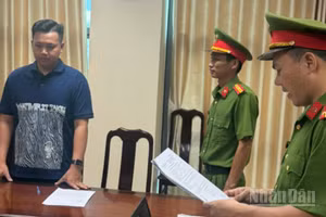 Đại diện Cơ quan Cảnh sát điều tra tống đạt các quyết định tố tụng đối với Huỳnh Thanh Hiển, chủ cửa hàng Thanh Hiển Luxury. (Ảnh: CÔNG BẰNG)