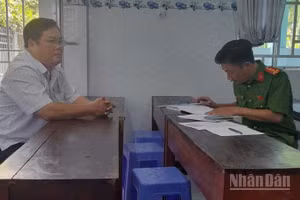 Công an phường Đạo Thạnh làm việc với thầy Nguyễn An Phong. 