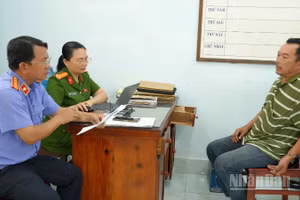 Đối tượng Dương Tấn Cường làm việc với cơ quan chức năng.