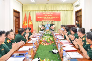 Đồng chí Ngô Chí Cường trao quyết định cho Thiếu tướng Trần Minh Trang và Đại tá Nguyễn Văn Hoa.
