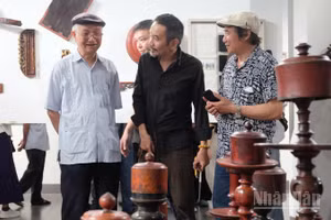 Các đại biểu tham quan những sản phẩm ứng dụng kỹ thuật sơn ta tại triển lãm.
