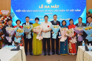 Ông Nguyễn Tiến Đạo (áo trắng) - Phó Vụ trưởng Vụ Tổ chức phi chính phủ, Bộ Nội vụ) tặng hoa Ban Thường vụ Hiệp hội Sách giáo dục và học liệu điện tử Việt Nam nhiệm kỳ 2026-2031.
