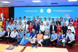 Chủ tịch Liên đoàn Nhiếp ảnh nghệ thuật quốc tế (FIAP) Riccardo Busi và nghệ sĩ nhiếp ảnh tại buổi giao lưu. (Ảnh: ĐĂNG KHOA)