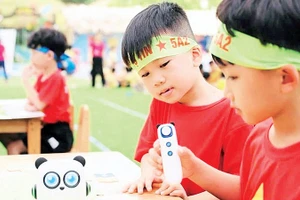 Học sinh Trường mầm non Thanh Bình trải nghiệm lập trình robotic và thực tế ảo AR/VR.