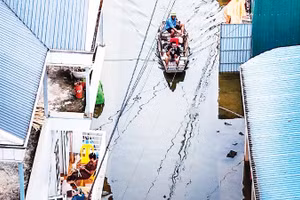 Tình trạng ngập úng nội đô những năm gần đây diễn ra rất phức tạp, diện ngập rộng hơn. (Ảnh Thành Đạt)