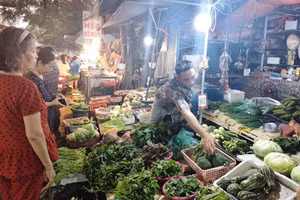 Việc tăng lương hưu phải đi kèm chính sách ổn định thị trường, tránh để giá cả leo thang. (Ảnh VĂN HỌC)