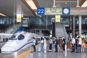 Hành khách xếp hàng lên chuyến tàu G8389 tại nhà ga ở thành phố Nam Kinh (Trung Quốc). (Ảnh Tân Hoa xã)