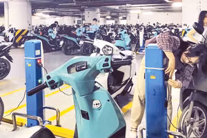 Chung cư 304 Kim Mã (Hà Nội), một nơi hiếm hoi bố trí trạm sạc tại các tầng hầm. (Ảnh VĂN HỌC)