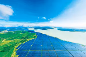 Điện mặt trời trên hồ Dầu Tiếng.