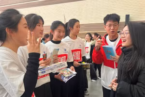 Sinh viên Đại học Sư phạm Hà Bắc trao đổi quà lưu niệm với sinh viên Việt Nam.