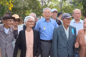 Các cựu tù trong một lần ra thăm Côn Đảo.