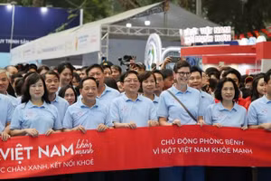 Các đồng chí Lãnh đạo và hàng nghìn người dân cùng hưởng ứng đi bộ trên phố Trần Nhân Tông, trước khu vực Công viên Thống Nhất. - Ảnh: VGP/Mai Anh 