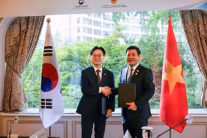 Bộ trưởng Nguyễn Hồng Diên và ông Kim Jung Kwan, Bộ trưởng Thương mại, Công nghiệp và Năng lượng Hàn Quốc (MOTIE). 