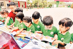 Những góc đọc sách bắt mắt, hấp dẫn thu hút nhiều học sinh quan tâm. Trường tiểu học Long Biên (Hà Nội).