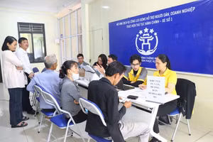 Người dân xã Minh Châu được cán bộ, tình nguyện viên tư vấn, hướng dẫn và thực hiện thủ tục hành chính tại điểm phục vụ theo mô hình “Dịch vụ công lưu động”. (Ảnh TTXVN)