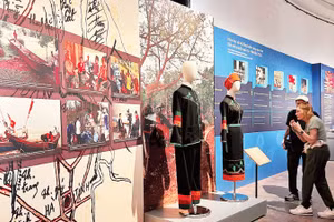 Hai bộ trang phục mới của đồng bào người Chứt nổi bật tại Không gian trưng bày. (Ảnh An Trung)