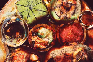 Tác phẩm “Hội hè miên man” của Phi Phi Oanh, 2026, sơn mài trên plastic, 60 x 60 cm.