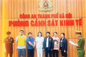 Công an đọc quyết định khởi tố bị can vụ đường dây giết mổ, tiêu thụ gần 300 tấn lợn bệnh.