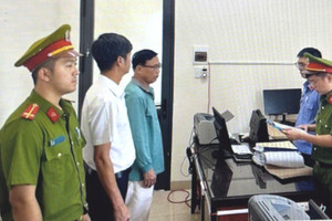 Cấp Giấy chứng nhận quyền sử dụng đất trái quy định, nguyên Phó Chủ tịch và Phó Trưởng phòng huyện bị khởi tố