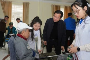 Thăm khám, tư vấn sức khỏe cho các bệnh nhân hạng "đặc biệt" tại Trung tâm Điều dưỡng Thương binh Nghệ An.