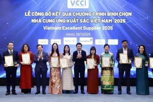 27 doanh nghiệp được trao chứng nhận nhà cung ứng xuất sắc Việt Nam ở các lĩnh vực: cơ khí chế tạo, điện tử tin học, dệt may da giày, công nghiệp thực phẩm và các lĩnh khác. (Ảnh: PV)