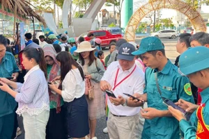 Người dân thực hiện thao tác bình chọn trên điện thoại. (Ảnh: BTC)