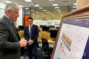 Phó Chủ tịch Tập đoàn ASML (Hà Lan) Eduard Stiphout tại Trung tâm Đổi mới sáng tạo Quốc gia (NIC) - Khu Công nghệ cao Hòa Lạc. (Ảnh: PV)