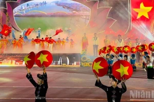 Một tiết mục văn nghệ chào mừng thành công Đại hội Đảng toàn quốc lần thứ XIV. (Ảnh: THANH SƠN)