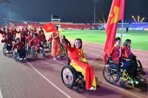Đoàn thể thao người khuyết tật Việt Nam diễu hành tại lễ bế mạc ASEAN Para Games 13.