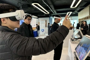 Trải nghiệm công nghệ AI tại khuôn khổ chương trình. (Ảnh: LÊ TIÊN)