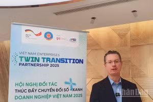 Ông Dennis Quennet, Giám đốc Phát triển kinh tế bền vững, Tổ chức Hợp tác quốc tế Cộng hòa Liên bang Đức (GIZ) chia sẻ về chuyển đổi kép. (Ảnh: HNV)