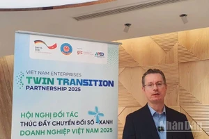 Ông Dennis Quennet, Giám đốc Phát triển kinh tế bền vững, Tổ chức Hợp tác quốc tế Cộng hòa Liên bang Đức (GIZ) chia sẻ về chuyển đổi kép. (Ảnh: HNV)