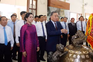 Tổng Bí thư, Chủ tịch nước Tô Lâm và Phu nhân cùng Đoàn đại biểu cấp cao Việt Nam dâng hương, dâng hoa tại Khu di tích Chủ tịch Hồ Chí Minh ở tỉnh Udon Thani (Thái Lan). (Ảnh: TTXVN)