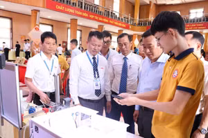 Đại biểu, doanh nghiệp và giảng viên tham quan các mô hình nghiên cứu khoa học ứng dụng của sinh viên Trường Đại học Sao Đỏ.
