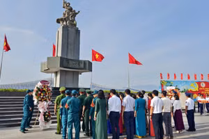 Đoàn công tác dâng hoa, dâng hương tưởng niệm các anh hùng liệt sĩ tại Tượng đài Chiến thắng phường Quy Nhơn (tỉnh Gia Lai).