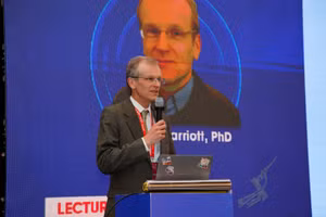 Tiến sĩ Robert Marriott, đại diện bộ phận Nghiên cứu và Phát triển sản phẩm của Unilever trình bày Báo cáo khoa học tại Hội nghị Nha khoa châu Á-Thái Bình Dương (APDC) lần thứ 47.