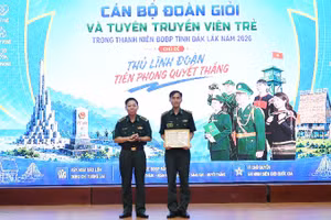 Ban tổ chức trao giải Nhất cho Chi đoàn cơ sở Đồn Biên phòng Cửa khẩu cảng Vũng Rô.
