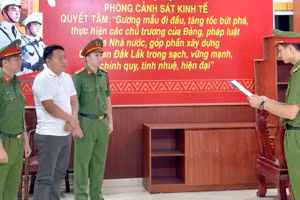 Cơ quan Cảnh sát điều tra Công an tỉnh Đắk Lắk (Phòng Cảnh sát kinh tế) thi hành Quyết định khởi tố vụ án, khởi tố bị can và bắt tạm giam đối với Nguyễn Viết Lãm. (Ảnh: Công an tỉnh Đắk Lắk)
