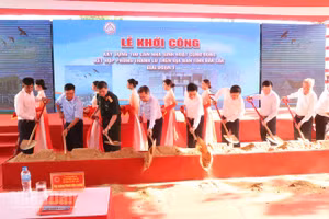 Đại tướng Phan Văn Giang và các đại biểu khởi công nhà sinh hoạt cộng đồng kết hợp phòng tránh lũ tại xã Hòa Thịnh. 