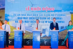 Các đại biểu nhấn nút khởi động các dự án Nhà máy Điện gió Buôn Hồ 1, Buôn Hồ 2 và Cư M’gar 2.