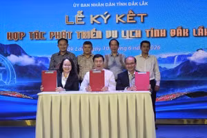 Lãnh đạo Sở Văn hóa, Thể thao và Du lịch tỉnh Đắk Lắk ký chương trình hợp tác với một số doanh nghiệp lữ hành.
