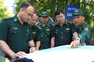 Đoàn công tác nghiên cứu bản đồ, khảo sát các địa điểm xây dựng kè sông, suối biên giới tại khu vực biên giới Đắk Lắk-Mondulkiri.