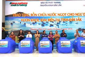 Phó Bí thư Thường trực Tỉnh ủy, Chủ tịch Hội đồng nhân dân tỉnh Đắk Lắk Cao Thị Hòa An và lãnh đạo Báo và Phát thanh, Truyền hình Đắk Lắk, Báo Nông nghiệp và Môi trường, đại diện Tập đoàn Vingroup trao tặng bồn chứa nước ngọt cho các ngư dân.