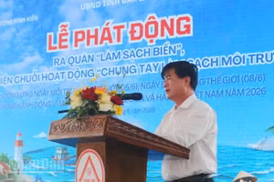  Phó Chủ tịch Ủy ban nhân dân tỉnh Đắk Lắk Nguyễn Thiên Văn phát biểu tại Lễ phát động “Chung tay làm sạch môi trường”.