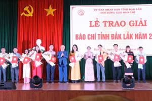 Hội đồng Giải Báo chí tỉnh Đắk Lắk trao giải A cho các tác giả, nhóm tác giả có tác phẩm đoạt giải.