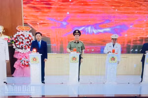 Thượng tướng Lê Văn Tuyến, Thứ trưởng Công an và đồng chí Lương Nguyễn Minh Triết, Bí thư Tỉnh ủy Đắk Lắk cùng các đại biểu ấn nút ra mắt Trường Văn hóa Công an nhân dân II.