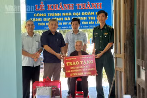 Đại diện Ban Chỉ huy Bộ đội Biên phòng tỉnh Đắk Lắk và cấp ủy chính quyền địa phương trao biểu trưng hỗ trợ 80 triệu đồng tặng gia đình bà Chút.