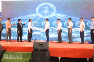 Các đồng chí lãnh đạo tỉnh Đắk Lắk và các đại biểu ấn nút khởi động dự án.