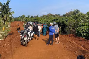 Lực lượng chức năng phát hiện thi thể cháu H. dưới một giếng nước nằm trong rẫy cà-phê trên địa bàn xã.